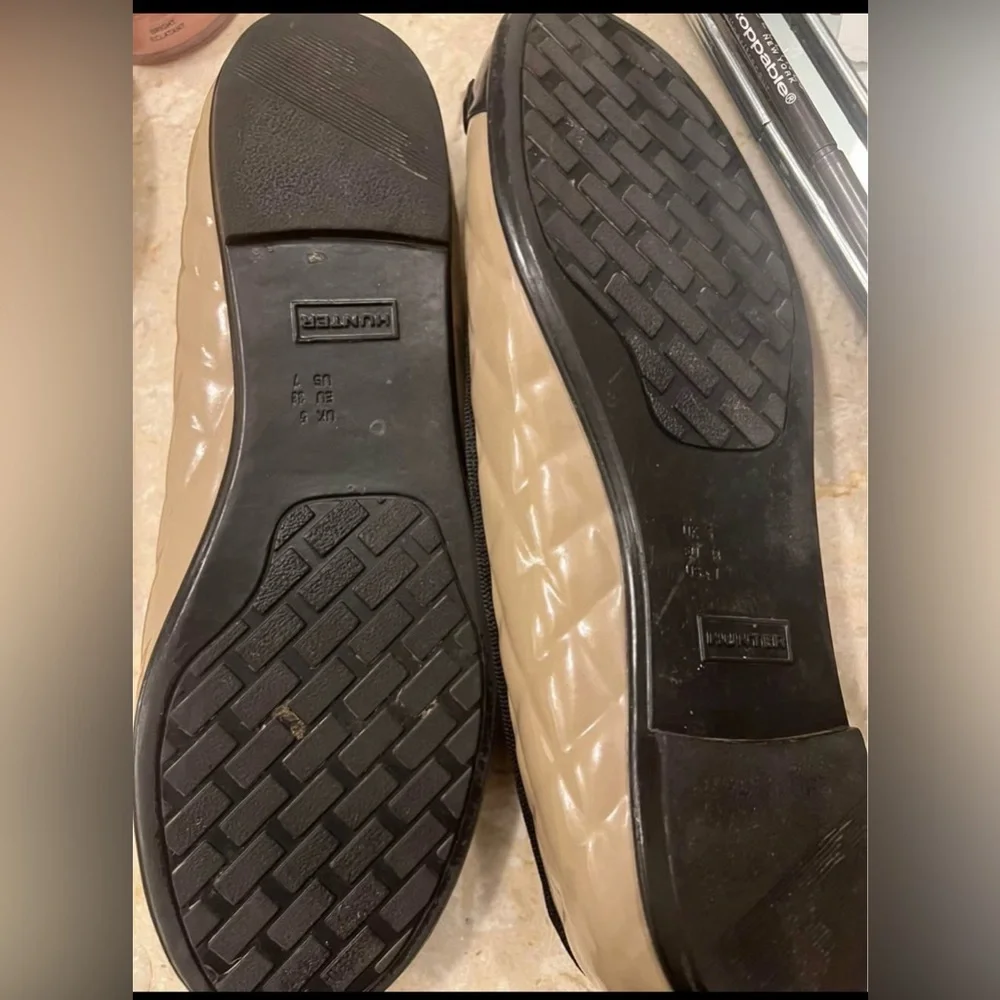 Hunter Black and Beige Quilted Women's Flats - Picture 5 of 7